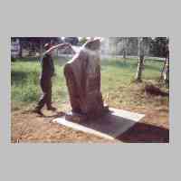 59-09-0041 Gedenkstein Goldbach in der Entstehungsphase, Stein mit einer Schutzschicht besprueht.JPG